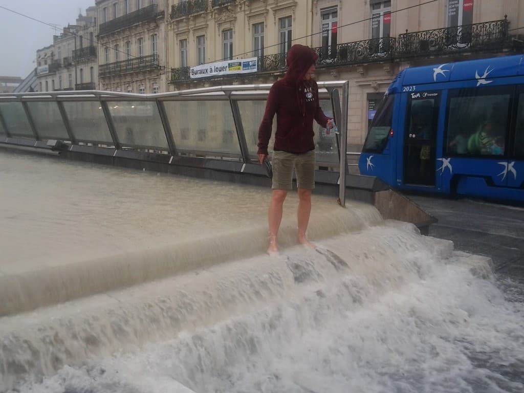 La place de la comédie sous les eaux