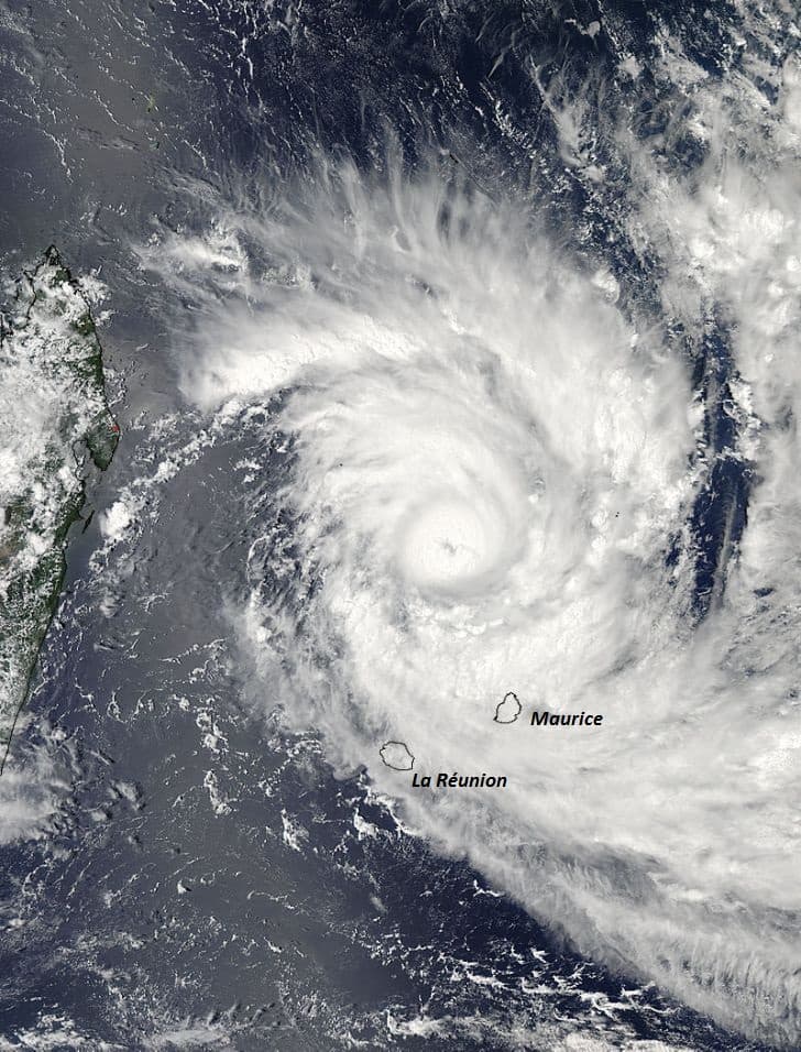 Image d'illustration pour Le cyclone très intense Bansi évite La Réunion