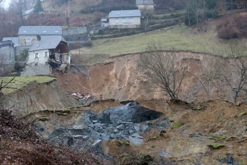 Image d'illustration pour Redoux en montagne : crue, avalanche et éboulement