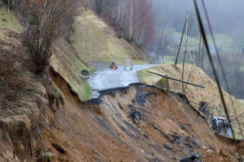 Image d'illustration pour Redoux en montagne : crue, avalanche et éboulement